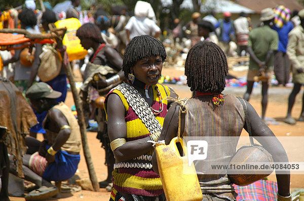 Bunt gekleidete Frauen im Gespräch Markt in Keyafer Äthiopien