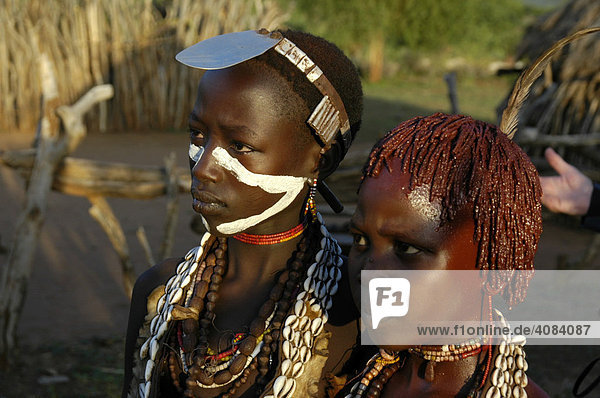 Mit Halsketten und Metallschirm geschmückte junge Frauen vom Volk der Hamar Turmi Äthiopien