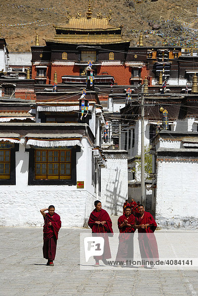 Tibetischer Buddhismus vier Mönche vor Kloster Tashilunpo Shigatse Tibet China