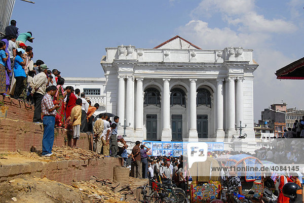 Versammlung vieler Menschen auf dem Durbar Square Königspalast Hanuman Dhoka Kathmandu Nepal