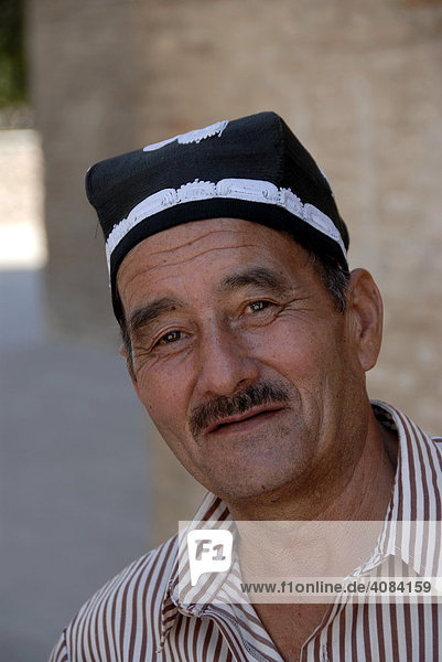Portrait Usbeke mit traditionellem Hut Tubiteka Shaxrisabz Usbekistan
