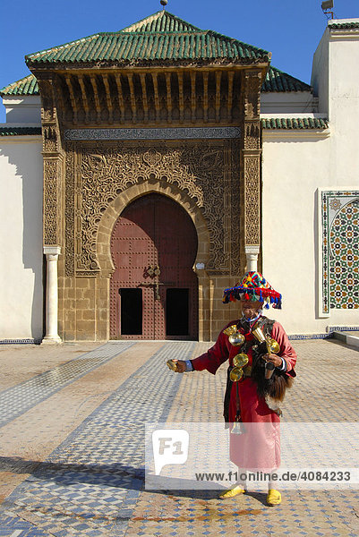 Wasserverkäufer vorm Eingangstor der Grabmoschee Moulay Ismail Meknes Marokko