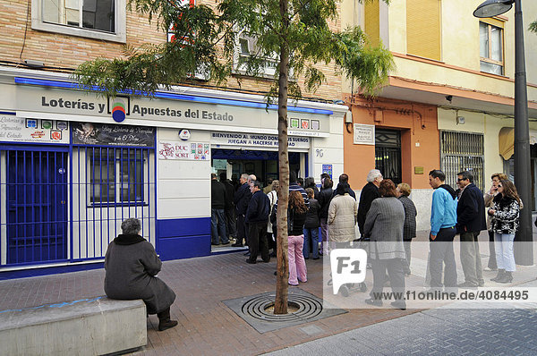 Menschenschlange vor Lotterie  Gandia  Costa Blanca  Valencia  Spanien