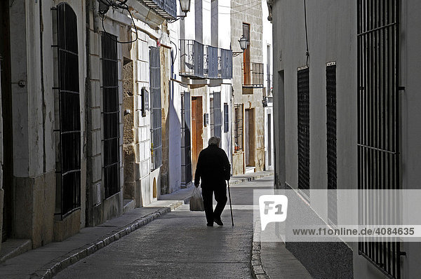Alter Mann mit Krückstock in enger Gasse  Altstadt  Benissa  Alicante  Costa Blanca  Spanien