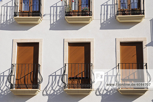 Fenster an Hausfassade in der Altstadt  La Nucia  Alicante  Costa Blanca  Spanien