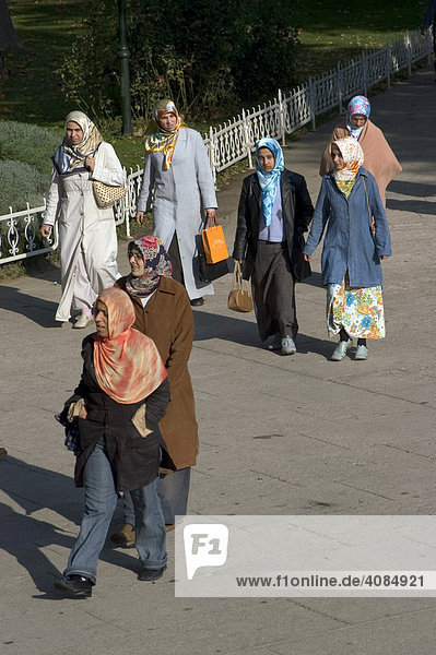 Istanbul Türkei verschleierte Türkinnen vor der Blauen Moschee