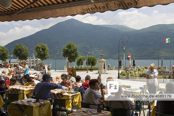 Cannobio am Lago Maggiore Piemont Piemonte Italien Cafes an der Uferpromenade
