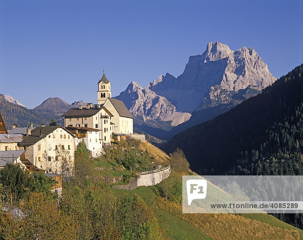 Santa Lucia vor dem Monte Pelmo Trentino Italien Dolomiten