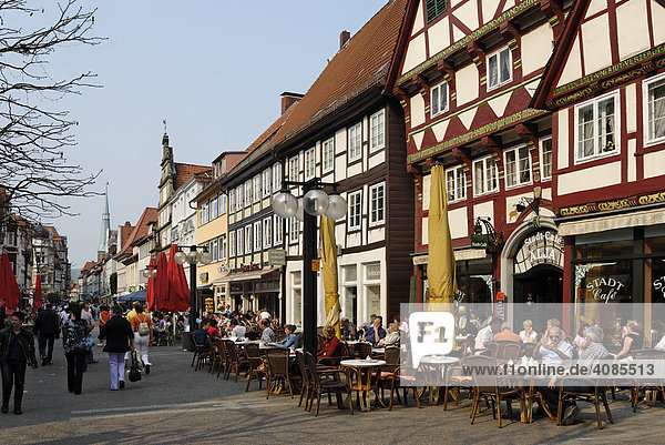 Hameln an der Weser Niedersachsen Deutschland Strassencafe in der Altstadt in der Bäckerstrasse