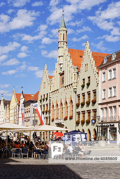 Landshut Niederbayern Bayern Deutschland Stadtplatz mit Rathaus
