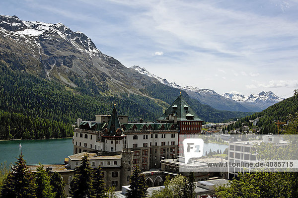 St. Moritz Oberengadin Kanton Graubünden Schweiz Badrutts Palace Hotel mit dem St. Moritz See