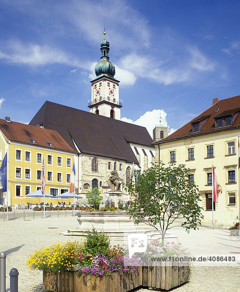 Sulzbach-Rosenberg Oberpfalz Bayern Deutschland Stadtplatz vor Pfarrkirche Mariä Himmelfahrt