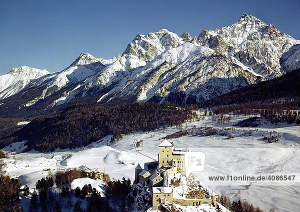 Burg Tarasp Engadin Graubünden Schweiz vor der Lischanagruppe