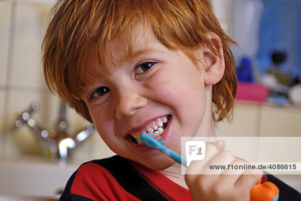 Kind beim selbständigen Zähneputzen
