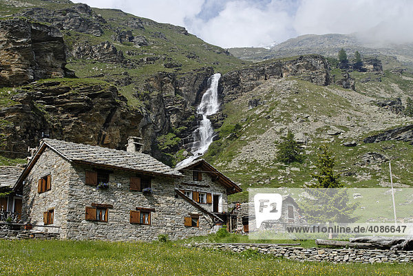 Gran Paradiso Nationalpark zwischen Piemont und Aostatal Italien Grajische Alpen Häuser bei Chiapili Ceresole Reale Valle di Locana