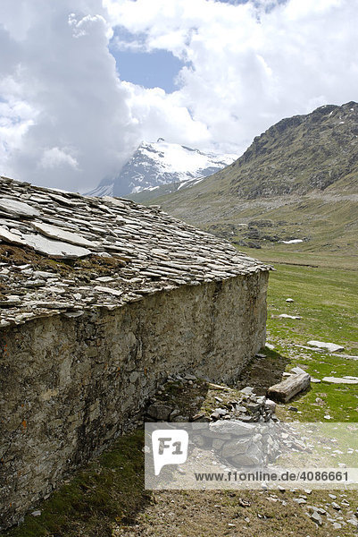Gran Paradiso Nationalpark zwischen Piemont und Aostatal Italien Grafische Alpen Almhütten auf der Hochebene dem Plan di Nivolet alter Verbindungsweg zum Val Salvaranche