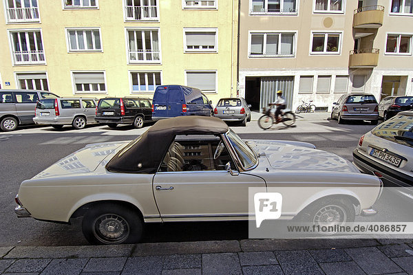 Auto Oldtimer in der Schwabing Adalbertstrasse Muenchen Bayern Deutschland
