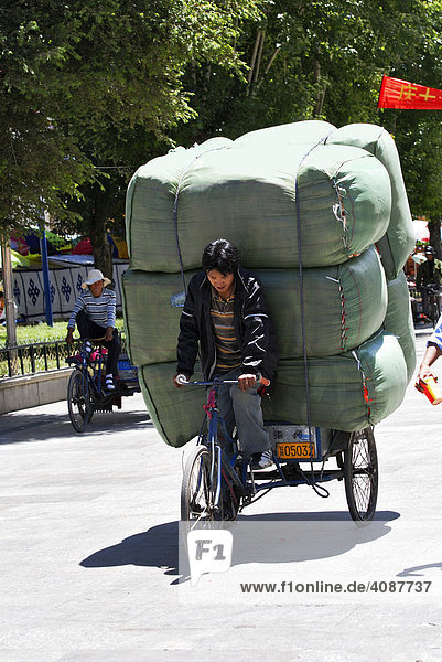 Fahrradrikscha mit riesigen Ballen  Lhasa  Tibet  Asien
