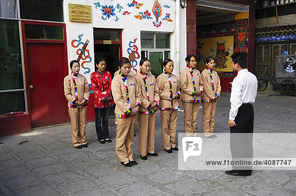 Morgendliche Standpauke für das Personal  Kailash Hotel  Lhasa  Tibet  Asien