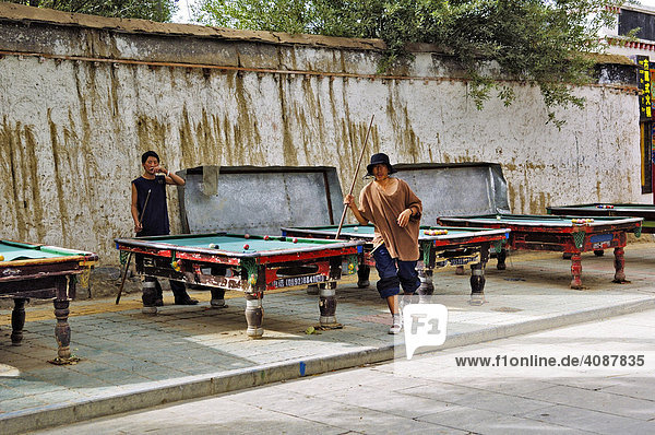 Billardspieler im Freien  Shigatse  Tibet  Asien