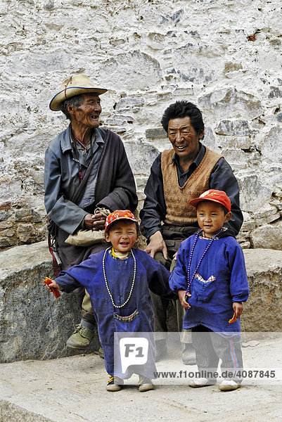Pilger und Kinder  Kloster Tshurpu bei Lhasa  Tibet  Asien