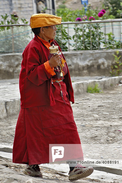 Mönch mit Gebetsmühle  Pälkhor Chöde Kloster in Gyantse  Tibet