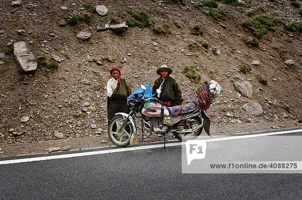 Motorradreisende Tibeter  Fahrt Gyantse - Dangxiong  Tibet