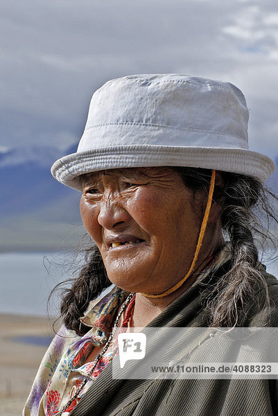 Tibetian woman  Nam-Tsho-Lake  Tibet