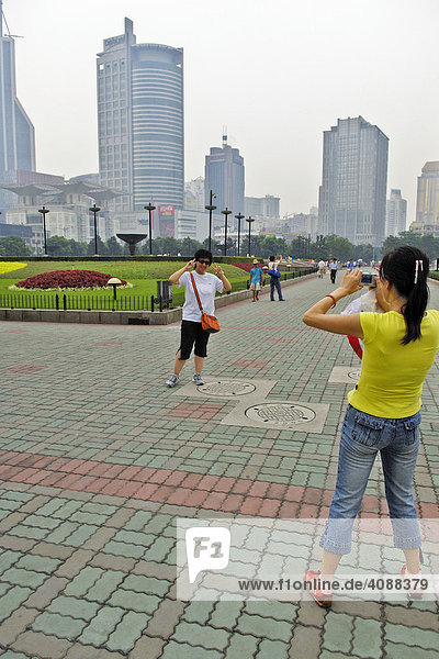Volksplatz  Hochhäuser  Chinesen fotografieren  Shanghai  China  Asien