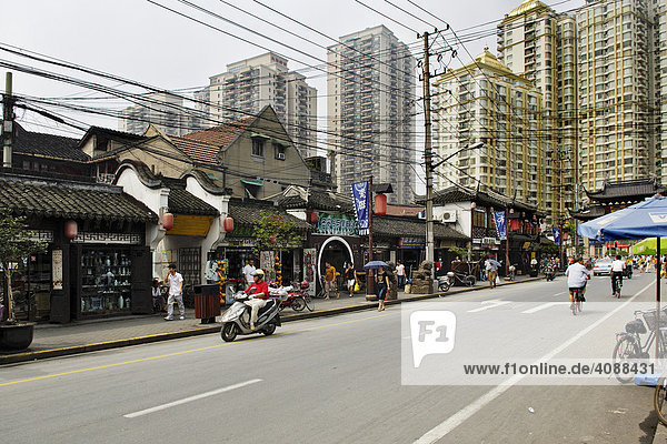 Straße im alten Shanghai  kleine Läden  Kabelchaos  neue Wohnsilos  Shanghai  China  Asien