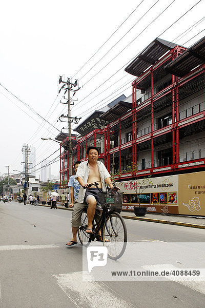 In der Altstadt  Radfahrer  Shanghai  China  Asien