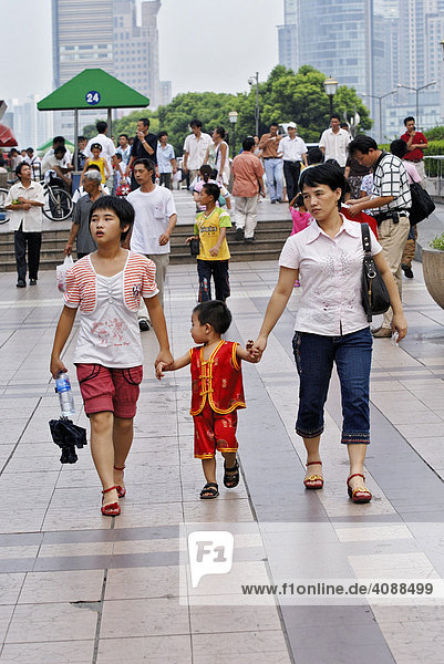 Menschen am Bund  Shanghai  China  Asien