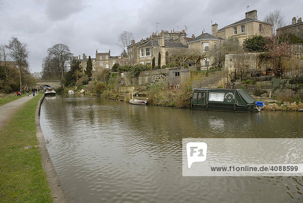 Häuser  Boote und Fußgänger am Avon Canal  Bath  Somerset  England  Großbritannien  Europa