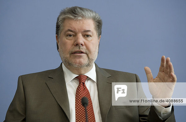 Kurt BECK  Bundesparteivorsitzender der SPD und Ministerpräsident von Rheinland-Pfalz  in der Bundespressekonferenz  BERLIN  DEUTSCHLAND  10.03.2008.