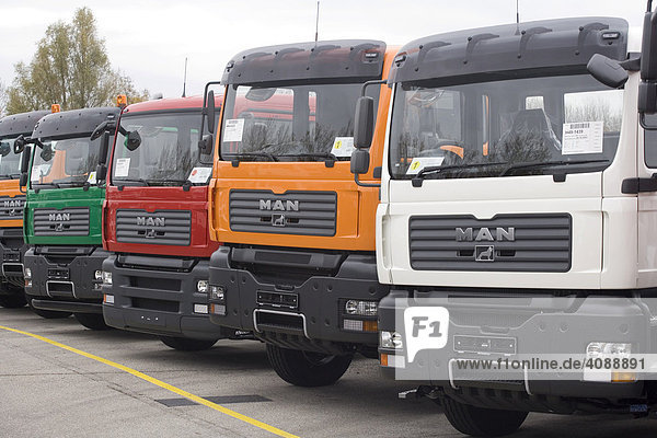 MAN AG: Produktion von Lastkraftwagen  Fahrzeuge fertig zur Auslieferung  BAYERN  MÜNCHEN  DEUTSCHLAND.