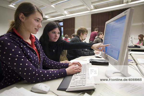Studium der Informatik an der Universität Hamburg. Studentinnen des ersten Semesters während einer Übungsstunde an modernen Computern  HAMBURG  DEUTSCHLAND  29.01.2008.