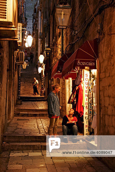HRV Kroatien Dubrovnik : Abendlicher Einkaufsbummel in der Altstadt von Dubrovnik