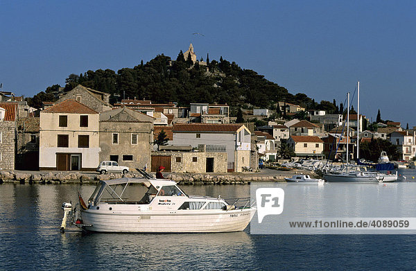 Das alte Fischerdorf Tribunj liegt auf einer Insel gegenüber der neuen Marina  Kroatien