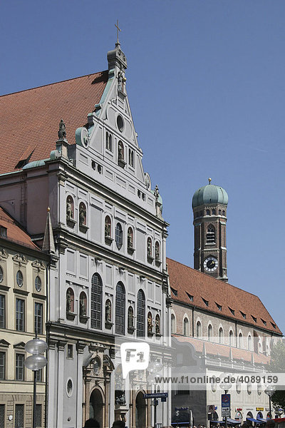 Kaufingerstrasse  Michaelskirche mit den Türmen der Frauenkirche  München  Bayern  Deutschland