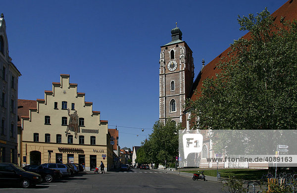 Das Münster Zur Schönen Unserer Lieben Frau (Liebfrauenmünster) und Alte-Brauerei  Ingolstadt  Bayern  Deutschland