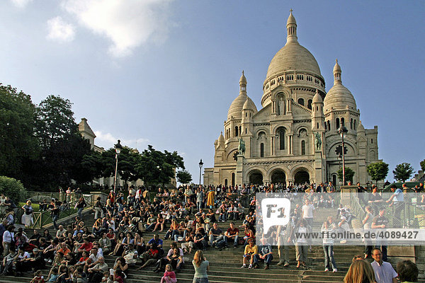 Basilika von Sacre Coeur  Touristen  Menschen  Paris  Frankreich