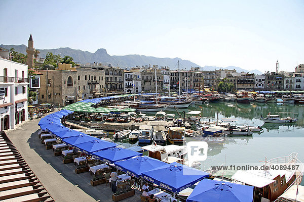 Kyrenia  Girne  das Orts-Zentrum mit Hafen  dahinter die Pentadaktylos - Besparmak Gebirge  Nordzypern  Zypern  Europa