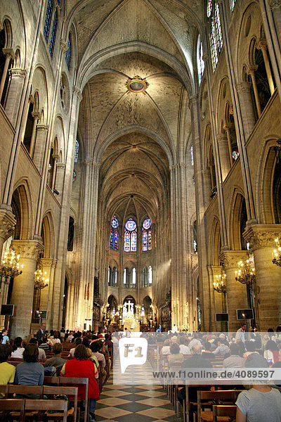 Innenaufnahme  Notre Dame de Paris  Paris  Frankreich