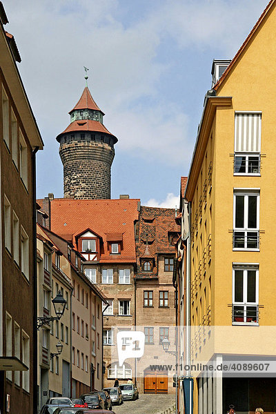 Straße mit Blick auf Kaiserburg  Nürnberg  Deutschland  Europa