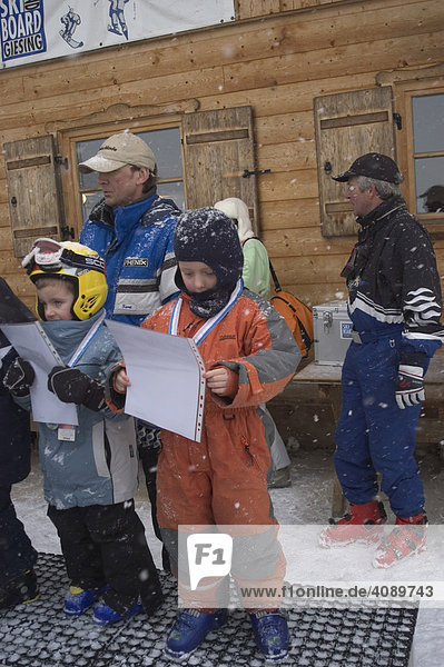 Kind erhält Urkunde beim Skirennen Siegerehrung