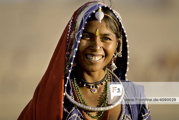 Portrait einer jungen Frau in Tracht  Pushkar  Rajasthan  Indien