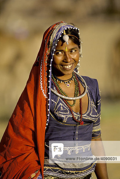 Portrait einer jungen Frau in Tracht  Pushkar  Rajasthan  Indien