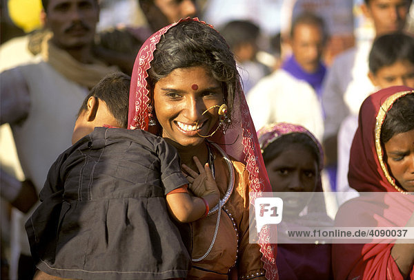 Portrait einer Frau mit Kind  Pushkar  Rajasthan  Indien