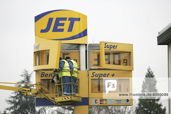 DEU  Bundesrepublik Deutschland  Heidelberg  Bauarbeiten an der Preisanzeige einer JET Tankstelle