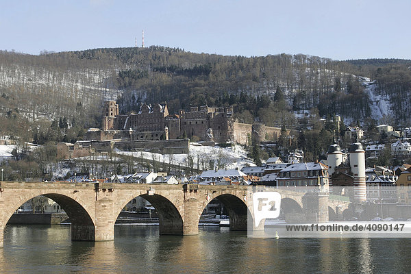 28.02.2005  DEU  Heidelberg  Schloß mit Neckar in der Wintersonne